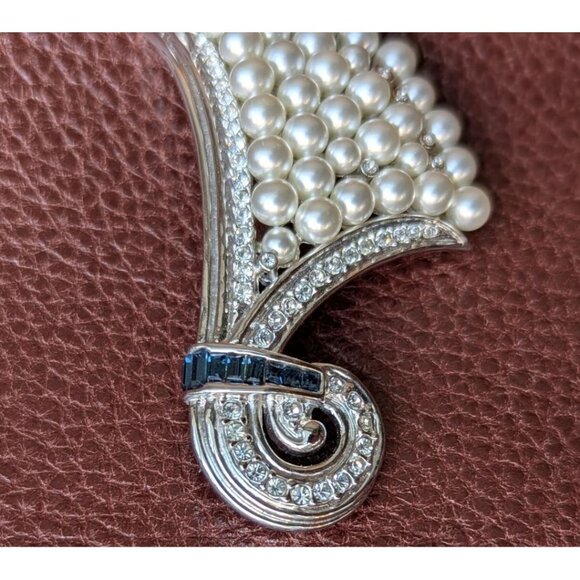 Vintage Butler Signed Silver Tone Faux Pearl Rhinestone Brooch - Picture 4 of 11